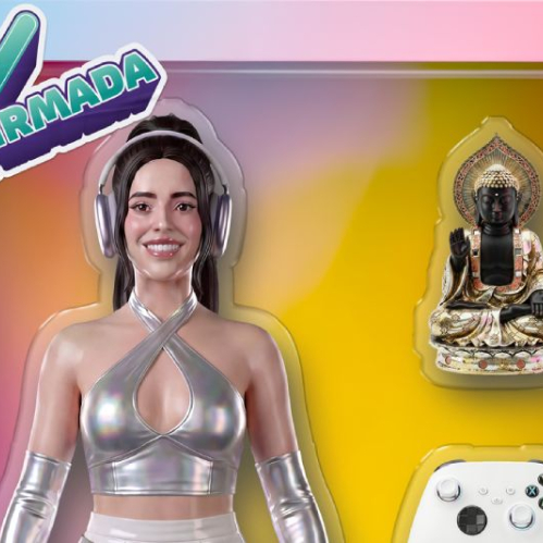 Gráfico promocional de la actriz Arantza Ruiz diseñada como una figura de acción gamer dentro de un empaque plástico transparente de juguete con fondo amarillo y rosa. La figura viste un top cruzado plateado brillante y guantes largos a juego, portando audífonos de diadema grises sobre su cabello oscuro recogido. En el lado derecho del empaque se aprecian como accesorios de juguete una pequeña estatua de Buda sentado de color negro y oro, junto a la parte superior de un control de videojuegos inalámbrico blanco.