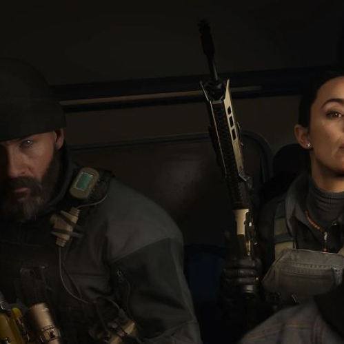 Captura de pantalla de la campaña de Call of Duty: Modern Warfare 4. En el interior de un vehículo militar, el Capitán Price con gorro oscuro y barba sostiene un rifle junto a Valeria Garza, quien viste chaleco táctico y equipamiento militar mientras mira atentamente. En la esquina inferior derecha aparece el logotipo oficial de Call of Duty: Modern Warfare 4.