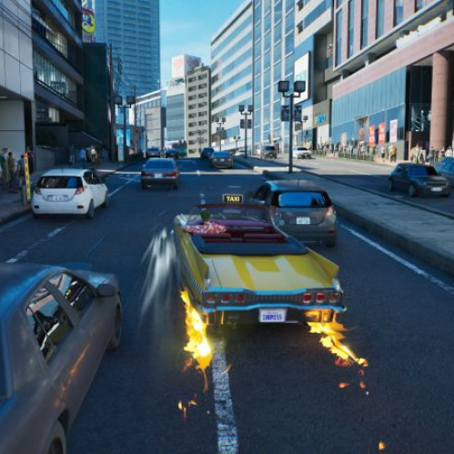 Captura de pantalla de jugabilidad en tercera persona de Crazy Taxi: World Tour. Muestra un taxi convertible amarillo derrapando en una avenida asfaltada mientras saca llamas de las ruedas traseras. Alrededor hay vehículos modernos, peatones en la acera y grandes edificios comerciales en una calle urbana de Japón.
