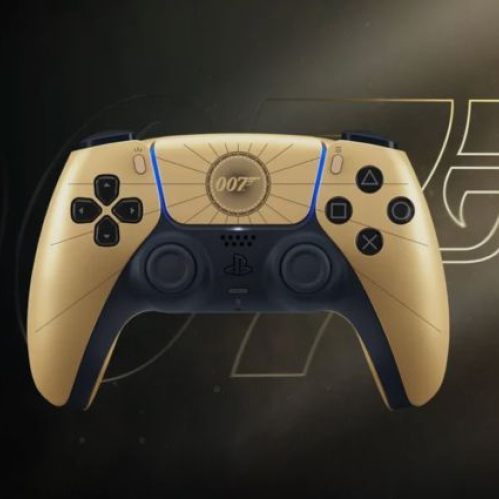 Control inalámbrico DualSense edición limitada 007 First Light con acabado dorado y diseño inspirado en James Bond sobre fondo oscuro.