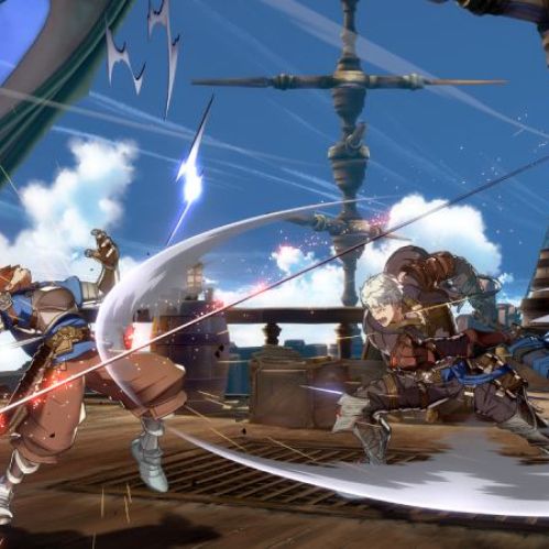 Captura de pantalla de jugabilidad en 2D de Granblue Fantasy Versus: Rising. Muestra a un personaje atacando con una gran espada de luz sobre la cubierta de una nave voladora de madera en un día despejado, mientras su oponente es impulsado por el impacto.