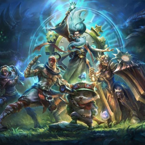 Ilustración artística promocional del videojuego League of Legends Classic. En el centro de la composición se encuentra Ryze, un mago de larga barba gris y túnica oscura que sostiene un bastón iluminado con magia verde frente a un gran reloj de arena dorado flotante con números romanos en el fondo. Abajo a la izquierda, Ezreal se muestra agachado acumulando energía azul en su guantelete, mientras que a su lado Lee Sin posa de perfil en una postura de artes marciales con los ojos vendados en rojo. En el centro inferior, Teemo aparece al frente con su casco de explorador sosteniendo un catalejo. A la derecha, Leona se yergue con una armadura dorada sosteniendo su espada y su característico escudo pesado. El entorno que rodea a los personajes es un bosque místico oscuro con raíces y vegetación iluminadas por el destello azul y verde central.