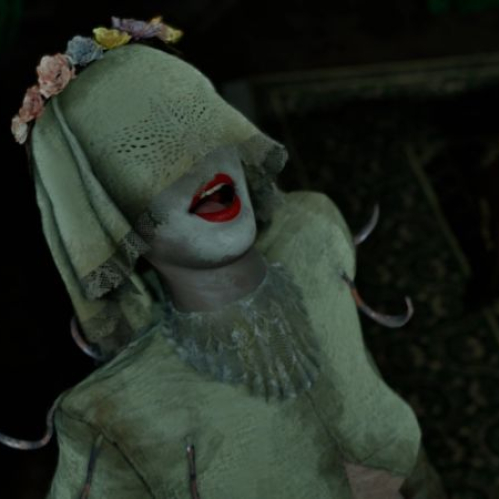 Captura de pantalla del videojuego Remothered: Red Nun's Legacy. Se muestra a un personaje femenino antagónico de aspecto aterrador vestida con un atuendo de tono verde grisáceo y un velo con arreglo floral que le cubre los ojos. Muestra la boca abierta con labial rojo brillante, revelando una expresión perturbadora dentro de una habitación oscura con alfombras y vegetación.