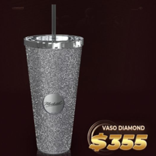 Promoción de un vaso coleccionable plateado con acabado brillante y diseño alusivo a la película Michael, acompañado de su precio y marca Cinépolis.