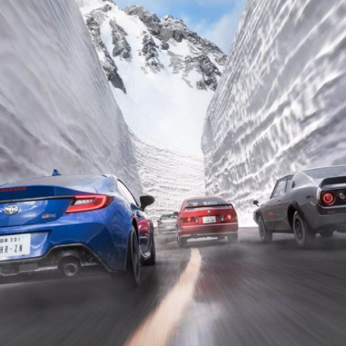 Tres vehículos avanzan por un paso montañoso flanqueado por altos muros de nieve.