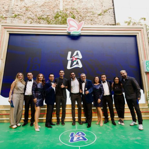 Grupo de voceros y embajadores posando en un escenario verde con el logotipo de Lala al fondo, durante la presentación de la campaña GoLALAzo.