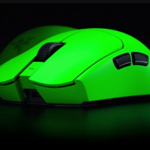 Fotografía del ratón gamer Razer Viper V4 Pro con iluminación verde neón en su carcasa, mostrando los botones principales, la rueda de desplazamiento y los botones laterales mecánicos sobre un fondo oscuro.
