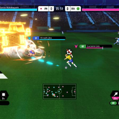 Dos jugadores ejecutan movimientos especiales en un campo de futbol, con efectos visuales intensos y una interfaz que resalta sus técnicas y energía.