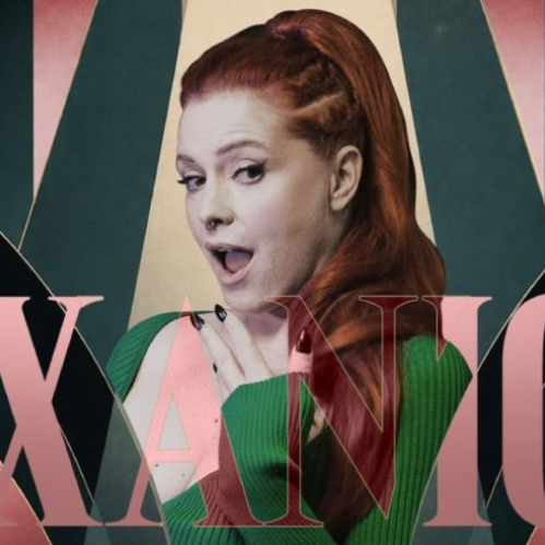 Póster promocional del espectáculo en vivo Chisme Escuchas al Aire de la productora Xanic. La imagen muestra en el centro a una mujer de cabello pelirrojo largo recogido en una coleta alta, con una expresión de sorpresa y la boca abierta mientras sostiene su mano cerca de la barbilla. Viste una prenda de punto acanalado de color verde. El fondo presenta un diseño geométrico de líneas diagonales en tonos verde oscuro, beige y vino. En la parte superior se lee el título Chisme-Escuchas al Aire en letras estilizadas rosas y amarillas, mientras que en la parte inferior resalta el nombre Xanic impreso en letras grandes de color rosa translúcido.