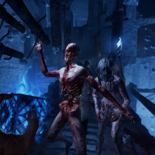 Captura de pantalla de jugabilidad en primera persona del videojuego Clive Barker's Hellraiser: Revival. En la esquina inferior izquierda se aprecia la mano del jugador sosteniendo la emblemática Configuración del Lamento (caja puzzle) brillando intensamente con luz azul neón y grabado místico. Al frente, en un entorno subterráneo y cavernoso de tonos azulados oscuros con escombros metálicos, se observan criaturas Cenobitas deformes y ensangrentadas acercándose al jugador, una de ellas con una máscara de alambre y otra con el torso desgarrado.