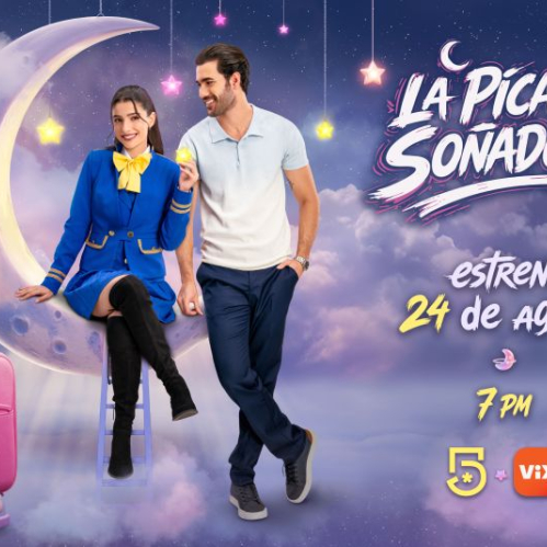Arte promocional sobre un fondo nocturno con nubes púrpuras, estrellas colgantes brillantes y una media luna gigante. Sentada en la luna se encuentra Abril Di Yorio (Lupita López) luciendo un uniforme azul de la tienda con corbata moño amarilla y botas altas. De pie a su lado se encuentra Darío Duque (Carlos / Alfredo) apoyado en la luna y sonriéndole. A la izquierda destaca una maleta rosa y un carro de juguete. A la derecha aparece el título 'La Pícara Soñadora' con la fecha 'estreno 24 de agosto 7 PM' y los logotipos de Canal 5 y ViX.