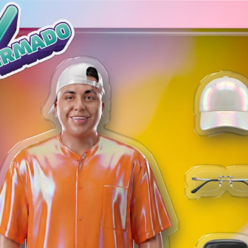 Imagen promocional oficial de confirmación para "La Casa de los Famosos México". Al centro aparece Ese Pérez, un joven de tez clara con cabello corto y rapado de los lados, sonriendo a la cámara y vistiendo una playera o camisola de tono anaranjado brillante con acabado metálico o texturizado, además de una gorra blanca hacia atrás. En la esquina superior izquierda destaca un logotipo con la palabra "CONFIRMADO" en letras verdes dentro de un contorno blanco y con un icono de palomita. A la derecha del personaje, flotando sobre un fondo degradado entre amarillo, rosa y naranja, se aprecian iconos tridimensionales de accesorios como una gorra blanca y unos lentes de armazón delgado.