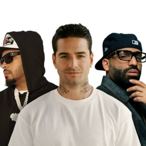 Tres artistas posan frente a un fondo blanco, cada uno con un estilo urbano distintivo que combina prendas casuales, accesorios y actitudes propias del género musical.
