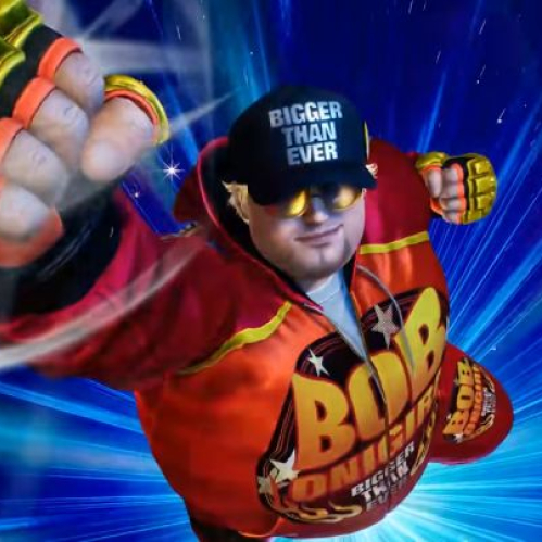 Captura de pantalla de Bob en el videojuego TEKKEN 8. El luchador aparece en el aire lanzando un golpe directo con el puño derecho enfundado en un guantelete dorado y naranja con efectos de aire a su alrededor. Viste una chamarra roja con detalles dorados y letras que dicen "BOB ONIGIRI", una gorra negra que dice "BIGGER THAN EVER" y lentes de sol, sobre un fondo espacial con destellos azules y estrellas.