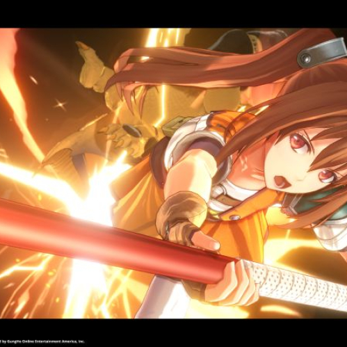 Captura de pantalla de combate de Trails in the Sky 2nd Chapter. En primer plano aparece el personaje de Estelle Bright con cabello castaño peinado en coletas, vistiendo su atuendo de aventurera blanco, amarillo y verde, ejecutando un ataque especial con un báculo rojo iluminado en fuego y ráfagas doradas. Al fondo se distingue una criatura dorada y efectos de energía en un espacio oscuro con destellos.