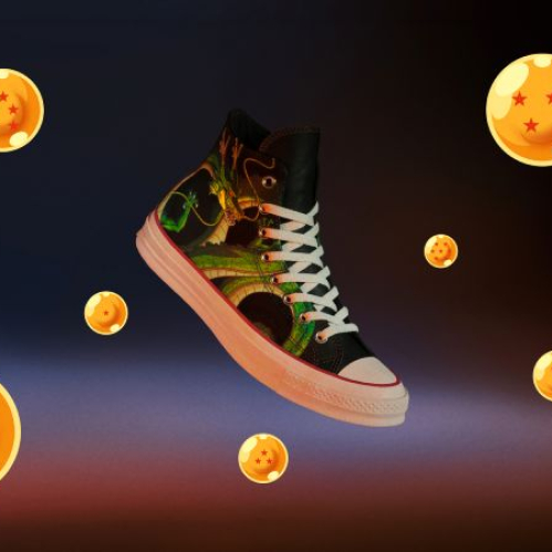 Fotografía de producto de una zapatilla de lona negra de corte alto modelo Chuck 70 con un estampado lateral que ilustra al dragón Shenlong de Dragon Ball Z sobre un fondo oscuro, rodeada de esferas del dragón flotantes en animación digital.