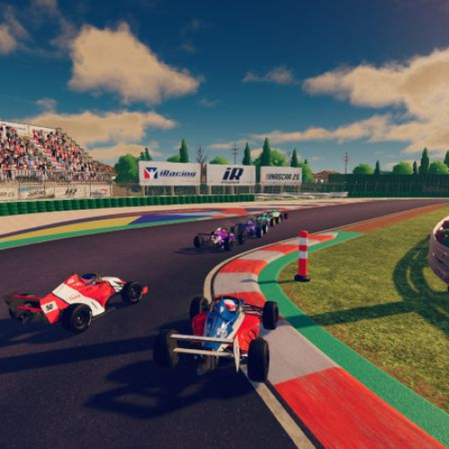 Captura de pantalla de una carrera en el videojuego iRacing Arcade tomada desde la consola PlayStation 5. La toma muestra una curva cerrada de un circuito de carreras con vista trasera en tercera persona. Varios monoplazas coloridos estilo Fórmula compiten sobre el asfalto junto a los pianos rojos y blancos. Al fondo se observa una grada llena de espectadores, espectaculares de patrocinadores como iRacing y NASCAR 25, árboles y un cielo despejado con nubes. En las esquinas superiores se despliega la interfaz con posiciones de carrera (como Gracie Bloom, Satoru Nakano y Tane Rangi) y tiempos de vuelta, mientras que en la esquina inferior izquierda se aprecian los medidores de combustible y neumáticos.