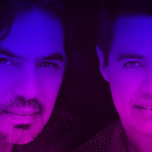 Adolfo Ángel y Gustavo Ángel de Los Temerarios bajo un frilto morado