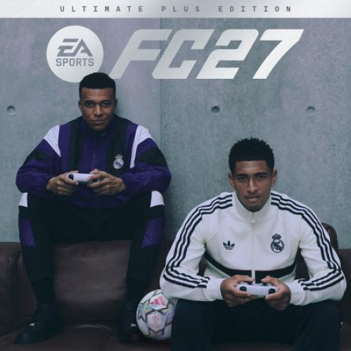 Imagen de portada oficial de EA SPORTS FC 27 Ultimate Plus Edition. En la parte superior sobre un fondo de pared de concreto gris aparece el logotipo de EA SPORTS FC 27 en letras blancas. En el centro, Kylian Mbappé y Jude Bellingham, futbolistas del Real Madrid, posan sentados en un sofá de piel marrón oscuro. Mbappé vista un conjunto deportivo de entrenamiento del Real Madrid color morado con negro y sostiene un control de consola blanco en las manos. A su lado, Jude Bellingham porta una chaqueta deportiva Adidas del Real Madrid en color blanco con franjas negras y sostiene otro control blanco. A sus pies descansa un balón de fútbol oficial de la UEFA Champions League sobre la alfombra.
