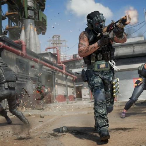 Escena de combate con operadores armados en un entorno industrial con estructuras metálicas y actividad explosiva.