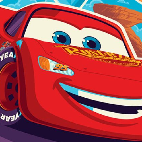 Ilustración en formato vertical del póster conmemorativo del 20º aniversario de la película Cars de Disney Pixar. En la parte superior destaca el logotipo oficial con el número 20 en tono cromado. Al centro aparece el personaje de Rayo McQueen en color rojo brillante sobre una curva de asfalto, flanqueado por recuadros circulares con Mate y Doc Hudson. En la sección inferior se observa el letrero de Welcome to Radiator Springs junto a personajes como Sally, Luigi, Guido, Ramón, Flo, Rojo y Sheriff sobre un fondo ilustrado de cañones rocosos.