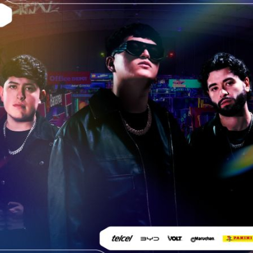 Grafiqué promocional oficial de Telcel GAMERGY México. En la parte superior izquierda se despliega la marca del evento con el texto "telcel GAMERGY" en blanco sobre un fondo rojo y negro. Al centro se muestra a los tres integrantes del grupo de música mexicana Clave Especial posando con chamarras de cuero y cadenas doradas, con un fondo desenfocado que muestra el pabellón de Expo Santa Fe con luces de neón y stands como los de Namex y Office Depot. En la franja inferior blanca figuran los logotipos de los patrocinadores: Telcel, BYD, Volt, Maruchan, Panini, Cinépolis, Concacaf Kick-Off y Arena.
