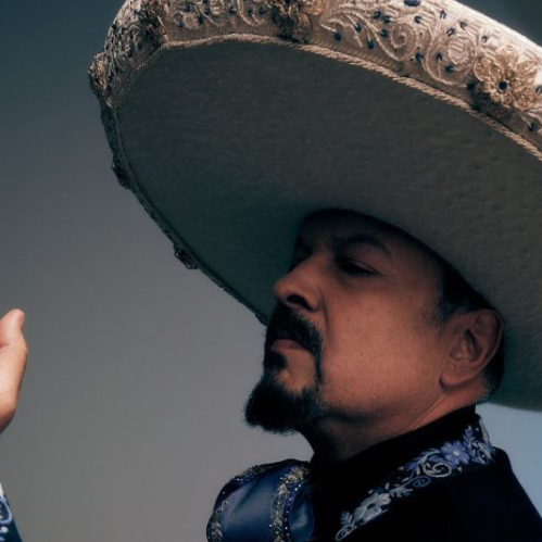 Retrato de Pepe Aguilar con traje de mariachi negro bordado y sombrero tradicional durante la promoción del sencillo “Disculpe Usted”.