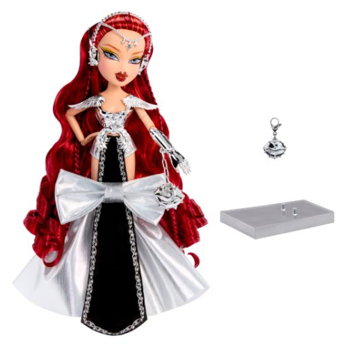 Muñeca Gaia, edición oficial del 25.º aniversario, con vestimenta en tonos negro y plateado, acabados cromados, detalles alados, cabello rojizo largo y accesorios conmemorativos, junto a soporte y colgante exclusivo.