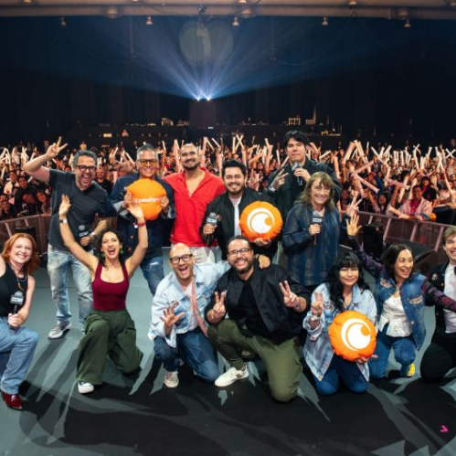 Fotografía grupal en plano general tomada desde una perspectiva elevada en el escenario del Thunder Stage de CCXP México.