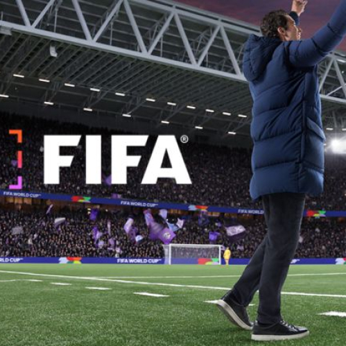Escena de estadio con público y un entrenador celebrando en la línea de banda, acompañada del logotipo de FIFA en primer plano.