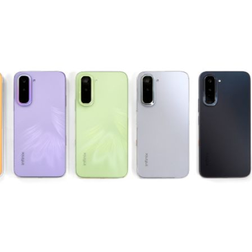 Fotografía en plano general con vista superior de seis smartphones Infinix HOT 70 alineados horizontalmente sobre un fondo blanco impecable. En la esquina superior izquierda se aprecia el logotipo impreso de "Infinix" en color negro. De izquierda a derecha, los dispositivos muestran sus cubiertas posteriores en acabado suave: el primero en color naranja pastel termosensible, el segundo en tono violeta claro con textura de patrón botánico, el tercero en verde claro texturizado, el cuarto en plata metálico pulido, el quinto en negro mate pulso nocturno y el sexto en azul oscuro brillante. Todos los modelos presentan un módulo de cámara vertical rectángular con esquinas redondeadas en la zona posterior superior izquierda.