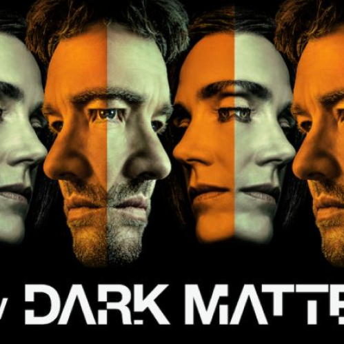 Composición gráfica en formato horizontal que muestra un patrón repetido y alternado en franjas verticales de los rostros en perfil de Joel Edgerton y Jennifer Connelly, iluminados con tonos cálidos de amarillo y verde. En la parte inferior central sobre un fondo negro se ubica el logotipo blanco de Apple TV junto al título oficial de la serie "DARK MATTER".