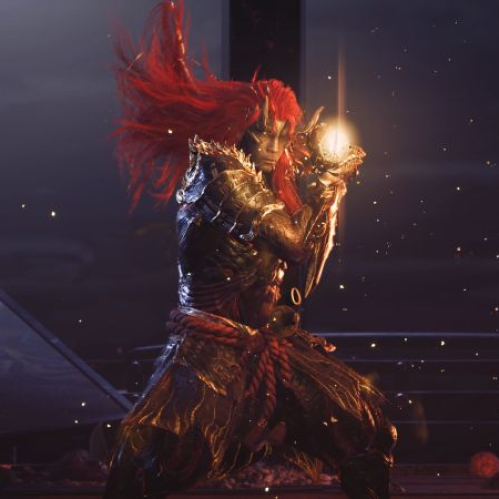 Captura de pantalla en plano medio frontal de Miyamoto Musashi en su forma Oni completamente despierta durante una batalla nocturna. El personaje luce una melena larga y esponjada de color rojo encendido que flota hacia arriba, un rostro demoníaco con cuernos dorados sobre la frente y una armadura samurai oscura con relieves dorados y cuerdas rojas trenzadas en la cintura. Sostiene su espada con ambas manos cerca del pecho, generando un resplandor dorado y brillante que emite destellos y chispas de luz alrededor, con ruinas de edificios inclinados al fondo bajo un cielo nocturno oscuro.