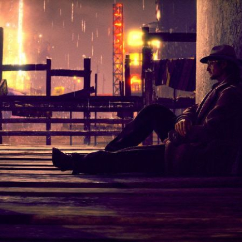 Captura de pantalla promocional de STRANGER THAN HEAVEN. Muestra la silueta de un hombre portando un sombrero y gabardina, sentado al aire libre sobre un muelle de madera bajo la lluvia durante la noche. Al fondo se aprecian luces de neón amarillas y anaranjadas en una ciudad iluminada.