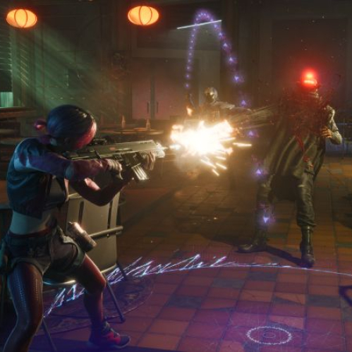 Captura de pantalla promocional de gameplay en alta resolución del videojuego "SPINE" dentro de un bar de estética cyberpunk. En el lado izquierdo, la protagonista Redline de cabello rosado dispara un rifle de asalto mientras se posiciona sobre un banco de madera. Frente a ella, el disparo impacta en el pecho de un enemigo vestido con abrigo y casco con visores rojos encendidos, generando un destello de sangre y chispas. El entorno muestra faroles rojos colgantes, letreros luminosos de neón y un sujeto abatido debajo del mostrador del bar.