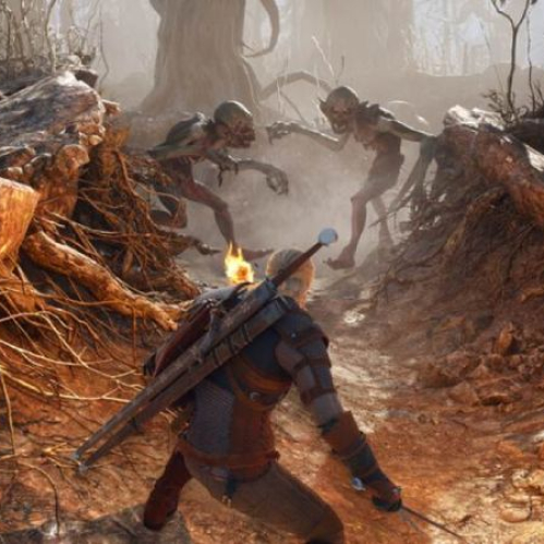 Captura de pantalla promocional de gameplay en alta resolución de "The Witcher 3: Wild Hunt — Remastered". En primer plano y de espaldas, Geralt de Rivia empuña una espada de plata en una trinchera de tierra rodeada de raíces expuestas y follaje. Al fondo, dos necrófagos de piel grisácea y garras afiladas se abalanzan en actitud hostil en un bosque nebuloso e iluminado por una luz dorada y cálida.