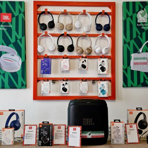 Exhibición de productos JBL con elementos visuales alusivos a una colaboración deportiva.