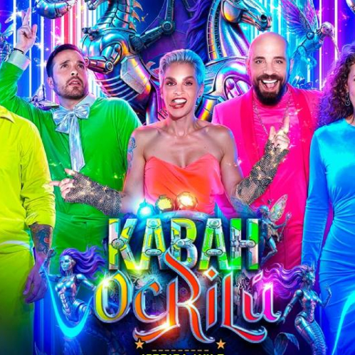 Cinco artistas posan con vestuarios neón en un entorno futurista lleno de luces y elementos fantásticos, evocando un espectáculo vibrante y visualmente explosivo.