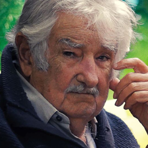 Retrato de un hombre mayor sentado al aire libre, con expresión serena y vegetación de fondo, acompañado del título del documental.