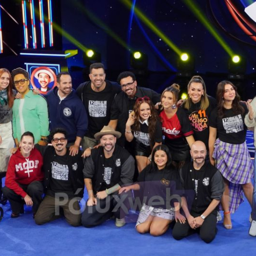 El elenco completo de la familia disfuncional de "Me Caigo de Risa" posando juntos en el foro de televisión durante la presentación de la temporada 12.