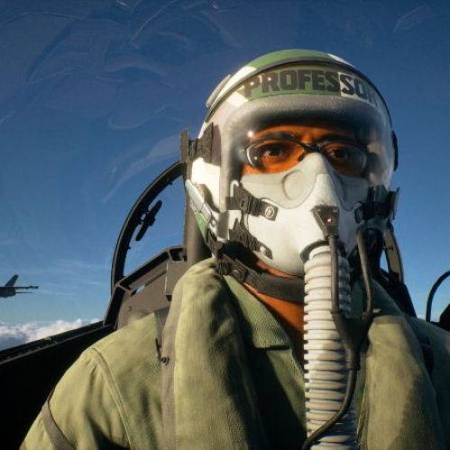 Fotografía en primer plano dentro de la cabina de un avión de combate, mostrando a un piloto con casco blanco decorado con la palabra PROFESSOR, anteojos y máscara de oxígeno, con el cielo azul, nubes hiperrealistas y otro caza volando a la distancia de fondo.