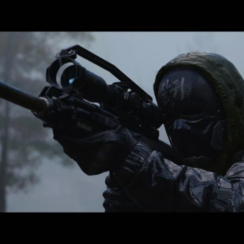 Un operador militar con capucha negra, máscara táctica con caracteres orientales grabados en la frente y guantes tácticos apunta detenidamente un fusil de precisión con mira telescópica en medio de un bosque lluvioso con el logotipo oficial de Call of Duty Modern Warfare 4 en la esquina inferior derecha.