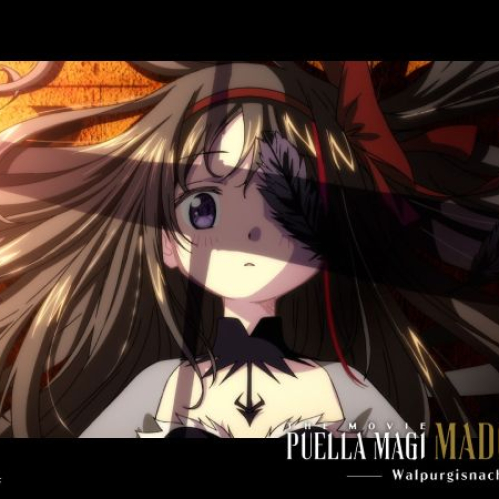 Captura de pantalla de la película animada Puella Magi Madoka Magica: Walpurgisnacht Rising. Se observa en primer plano el rostro de Homura Akemi recostada sobre una superficie de tono rojizo, con su cabello largo extendido y una pluma negra cubriendo parcialmente uno de sus ojos. En la esquina inferior derecha resalta el logotipo oficial "THE MOVIE PUELLA MAGI MADOKA MAGICA Walpurgisnacht: Rising".   