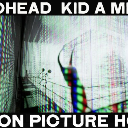 Promocional gráfico de la instalación audiovisual donde se observan dos marcos de texto negros con letras blancas en la parte superior e inferior que leen RADIOHEAD KID A MNESIA y MOTION PICTURE HOUSE. Al centro se muestra una toma interior de una sala de exhibición iluminada con proyectores de luz digital, líneas de código multicolor y figuras estilizadas de alienígenas sobre una pasarela.