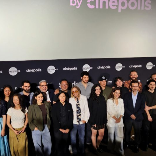 Fotografía grupal de cineastas y ejecutivos frente a un fondo con logotipos de Sundance Institute y Cinépolis durante la conferencia inaugural del festival.