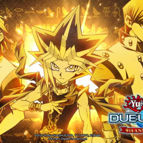 Tres Duelistas icónicos posan con energía en un entorno dorado con símbolos místicos, evocando el estilo clásico de Yu‑Gi‑Oh!.