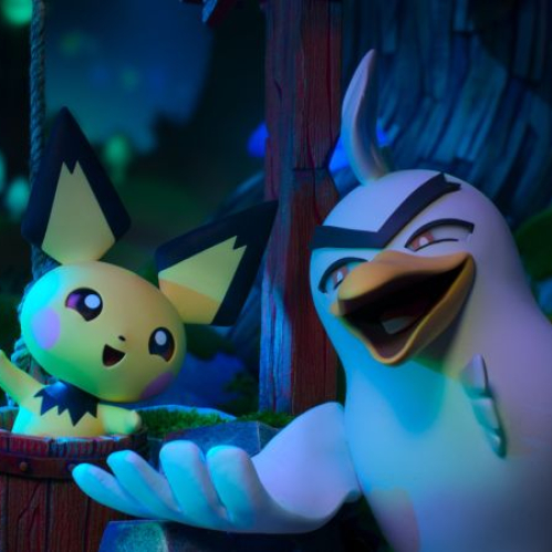 Fotografía promocional en animación stop-motion ambientada en un entorno nocturno de vegetación. A la izquierda, un Pichu de color amarillo con orejas negras se asoma sonriendo desde el interior de un cubo de madera levantando su pata derecha. A su lado, un Sirfetch'd de plumaje blanco y pico amarillo extiende sus alas en un gesto expresivo y sonriente mirando al frente.