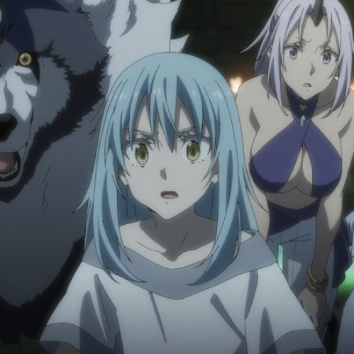Captura de pantalla de la película de anime en plano medio. En el centro, el personaje de Rimuru Tempest aparece con cabello largo azul claro, ojos amarillos y ropa blanca mirando hacia adelante con sorpresa. A su izquierda se encuentra Ranga, un gran lobo místico gris y blanco con un cuerno en la frente. A su derecha, Shion observa con angustia vistiendo un atuendo morado con un cuerno en su frente. Al fondo se aprecian dos personajes femeninos adicionales con expresión de preocupación en un entorno de paredes de piedra.