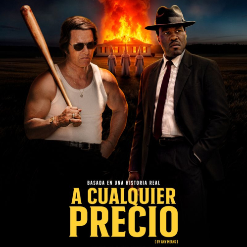 Póster oficial promocional de la película A Cualquier Precio, mostrando en el centro a Mark Wahlberg sosteniendo un bate de béisbol y a Yahya Abdul-Mateen II luciendo traje formal, rodeados por el fuego y figuras encapuchadas del Ku Klux Klan.