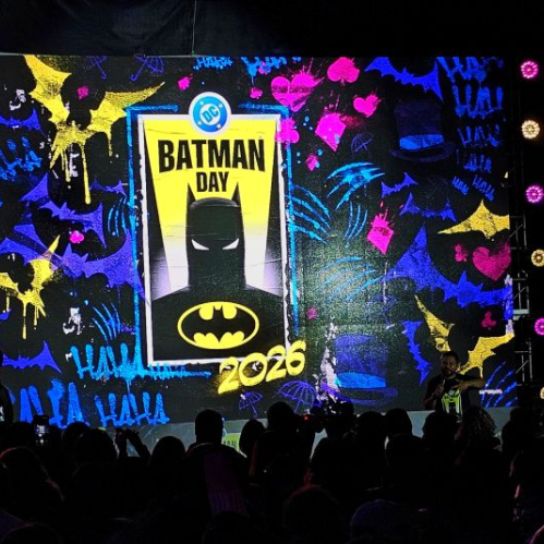 Escenario principal de Batman Day 2026 con una gran pantalla iluminada con gráficos de Batman y el logo oficial del evento.